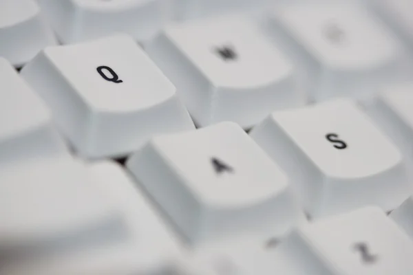 Селективная фокусировка клавиатуры компьютера — стоковое фото
