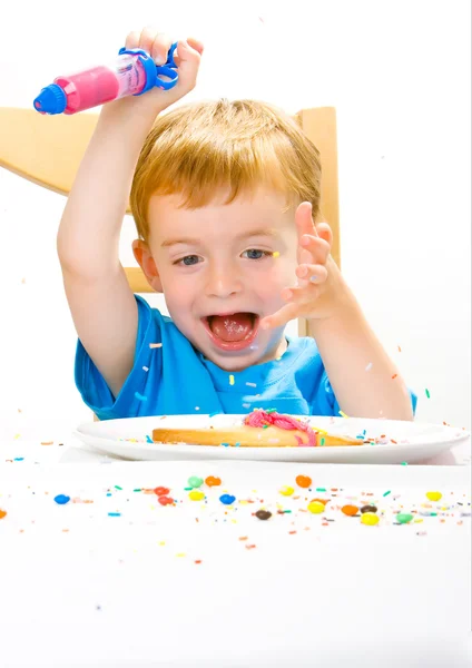 Chłopiec dekorowanie ciastem — Zdjęcie stockowe