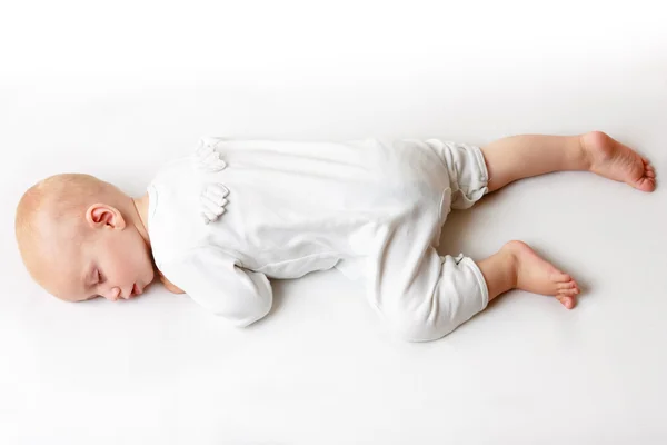 Baby jongen engel met vleugels in slaap — Stockfoto