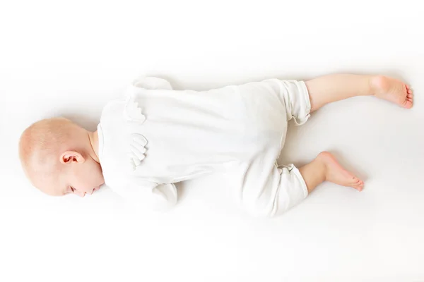 Мальчик-ангел с крыльями спит — стоковое фото