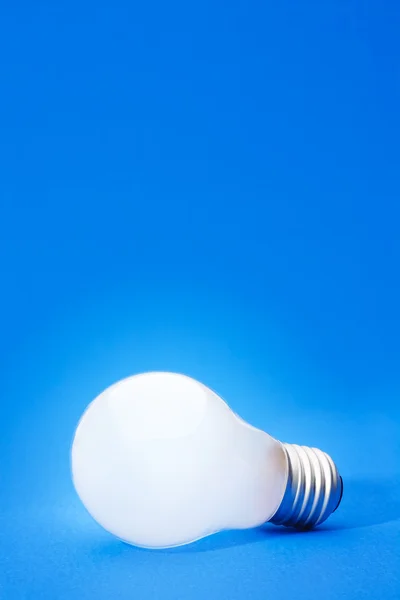 Žárovka na modré — Stock fotografie