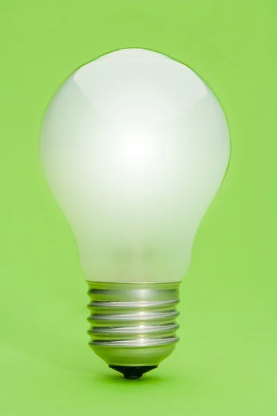 Glödlampa på gröna — Stockfoto