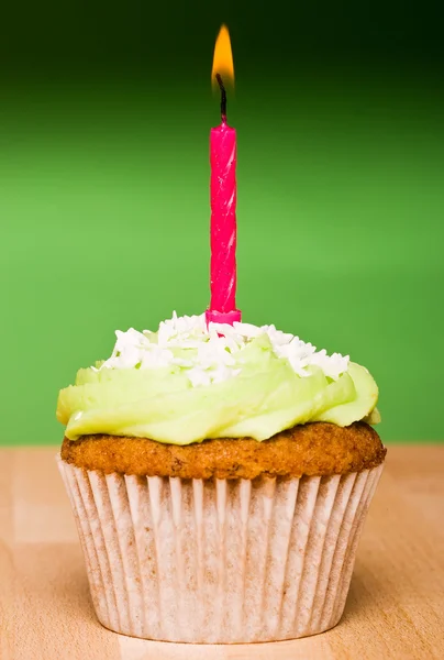 Małe zielone ciasto z jedną świecę — Zdjęcie stockowe
