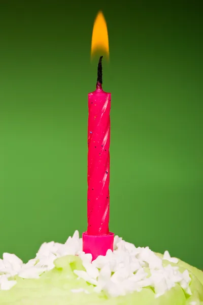 一本のろうそくで小さな緑のケーキ — ストック写真