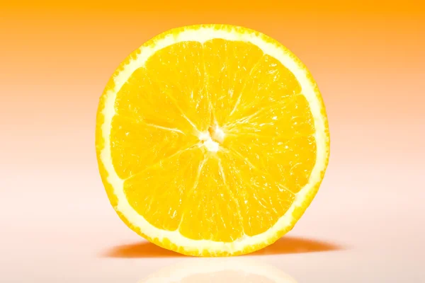 Свіжі нарізаний помаранчевий — стокове фото