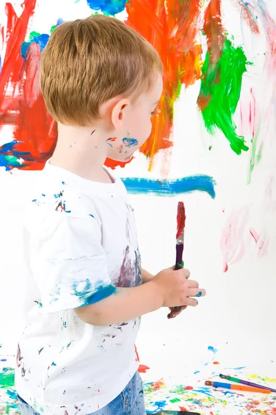 Dítě maluje zeď — Stock fotografie