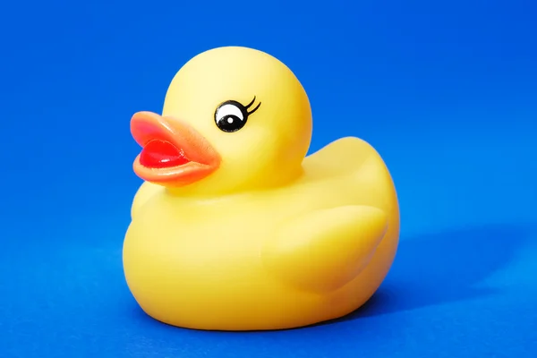 Mavi arkaplanda sarı plastik ördek — Stok fotoğraf