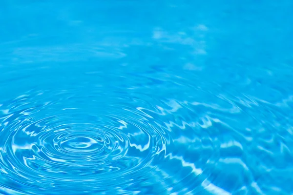 Ondulations dans une piscine bleue — Photo