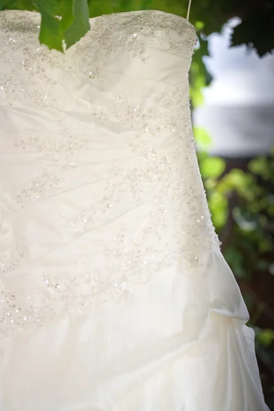 Вешание свадебного платья — стоковое фото