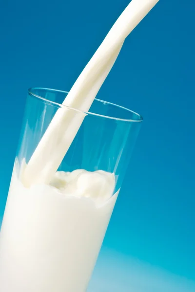 Lití čerstvé vychlazené mléko Stock Fotografie