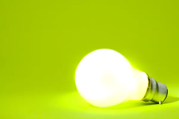 Glühbirne wird grün lizenzfreie Stockfotos