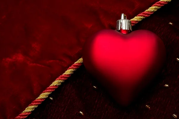 검은 벨벳의 붉은 심장 — 스톡 사진