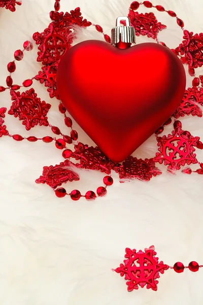 Czerwone serce na białe futro — Zdjęcie stockowe