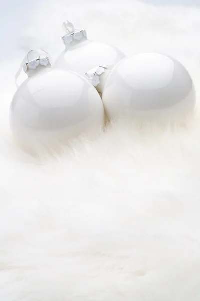 Белые рождественские безделушки — стоковое фото