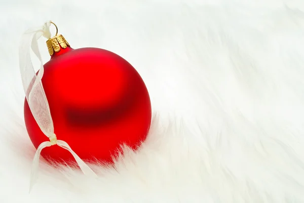 Czerwona bombka świąteczna — Zdjęcie stockowe