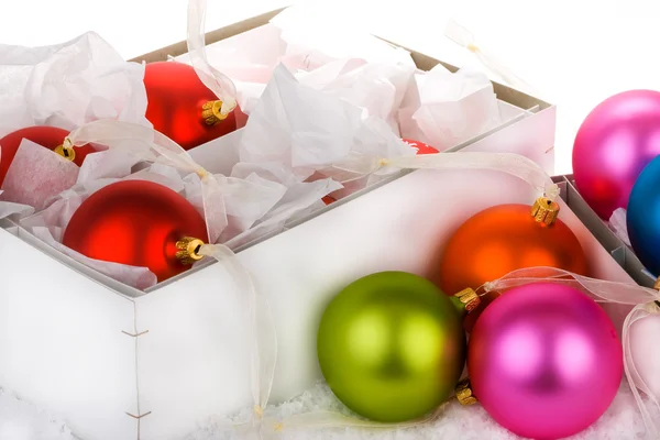 Boxed småsak juldekorationer — Stockfoto