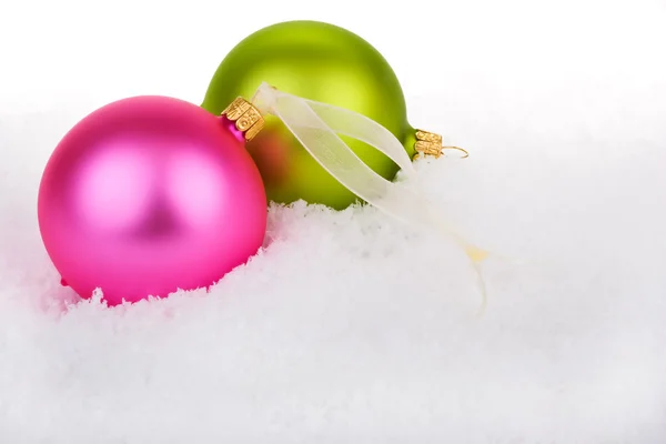 Kerstballen op sneeuw — Stockfoto