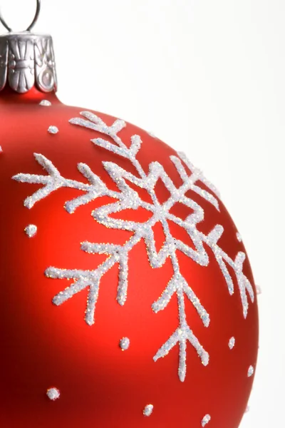 Schneeflocke rote Christbaumkugel — Stockfoto
