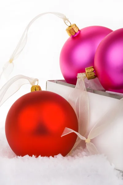 Boules de Noël emballées et déballées — Photo