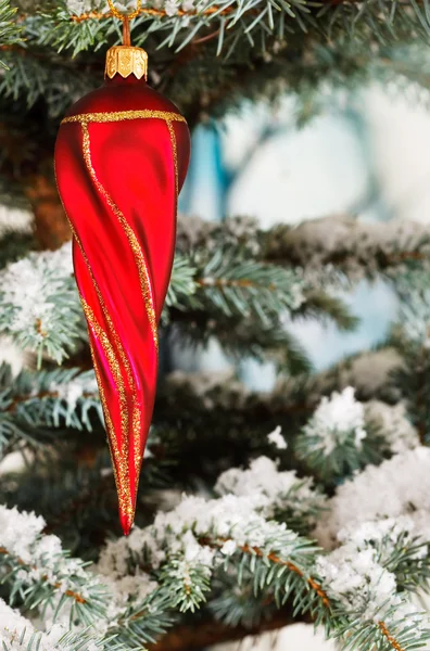 Red twisty Christmas icicle — Zdjęcie stockowe