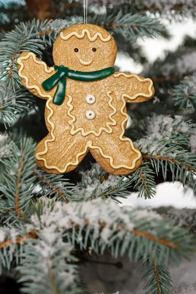 Weihnachten Lebkuchen Junge am Baum — Stockfoto