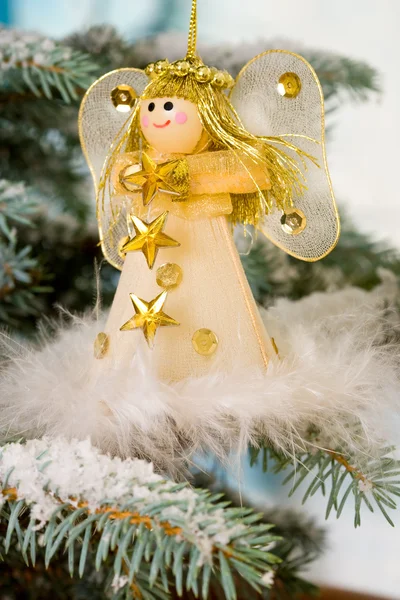Anjo de Natal em uma árvore incrustada de neve — Fotografia de Stock