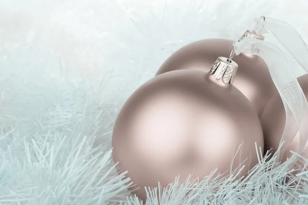 Cool julgranskulor och garland — Stockfoto