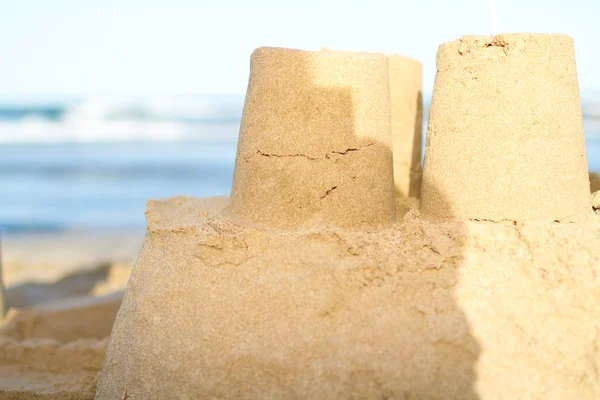 Sand slott på en strand — Stockfoto