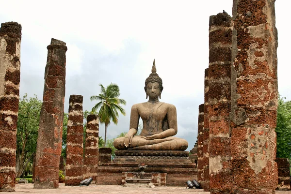 Buda nas ruínas de Wat Mahathat Imagens Royalty-Free