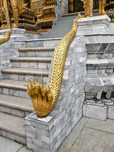 Gouden demon "naga" — Stockfoto