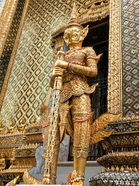 Золотая статуя демона — стоковое фото