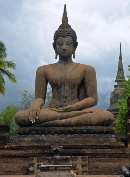 Budda w ruinach wat mahathat — Zdjęcie stockowe