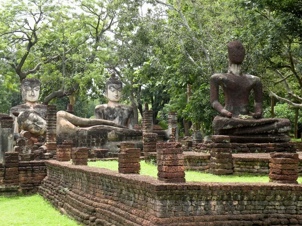 Buddha tra le rovine — Foto Stock