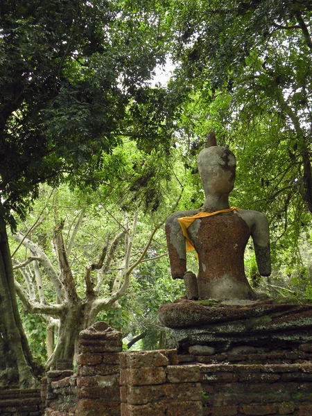 Buddha tra le rovine — Foto Stock