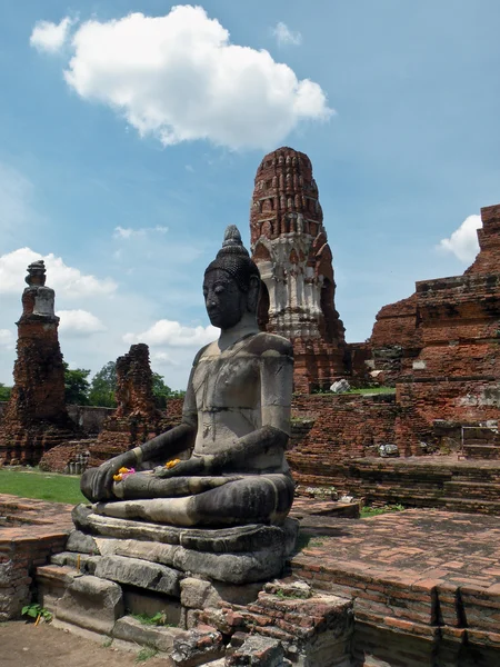 Budda w ruinach ayutthaya — Zdjęcie stockowe