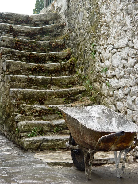 Escaliers anciens avec brouette — Photo