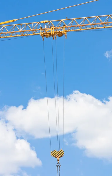Crane krok över blå himmel med moln — Stockfoto