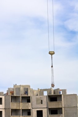 Mavi gökyüzü ile bina üzerine vinç