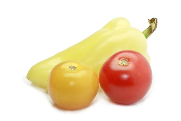 Паприка, красные и желтые коктейльные помидоры изолированы на белом — стоковое фото