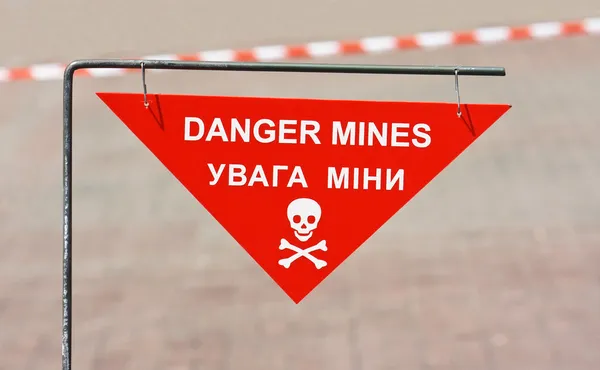 Panneau d'avertissement sur la zone minée — Photo