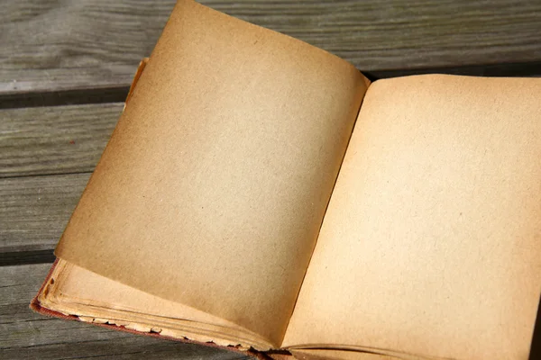 Vieux livre avec des pages blanches — Photo