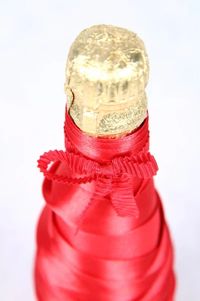 Cuello de botella de champán en satén — Foto de Stock