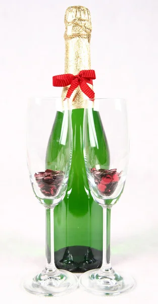 Champanhe, copos e confetes — Fotografia de Stock