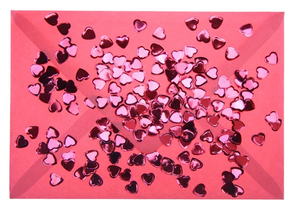 Envelope vermelho e confete em forma de coração — Fotografia de Stock