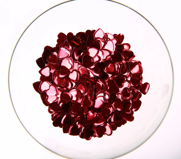 Confettis en forme de coeur dans un verre — Photo