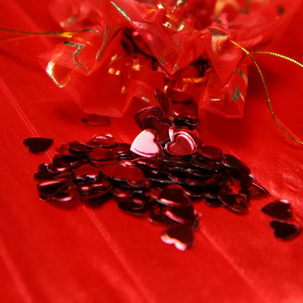 Confettis en forme de coeur sur satin — Photo
