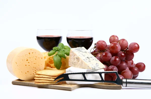 Çeşitli peynir ve şarap çeşitleri — Stok fotoğraf