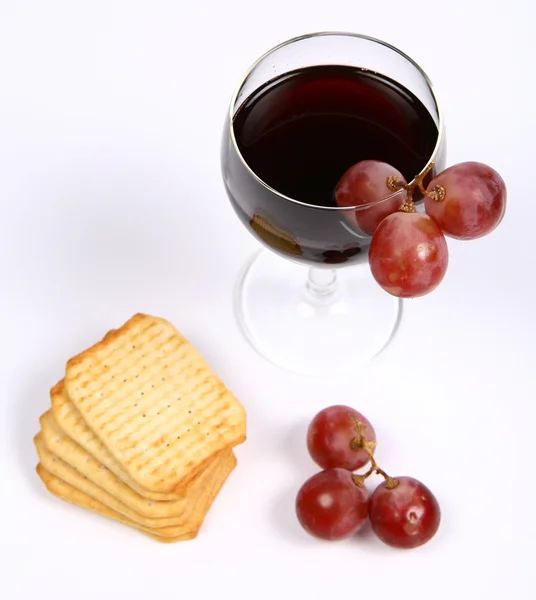 Vin rouge, raisins rouges et craquelins — Photo
