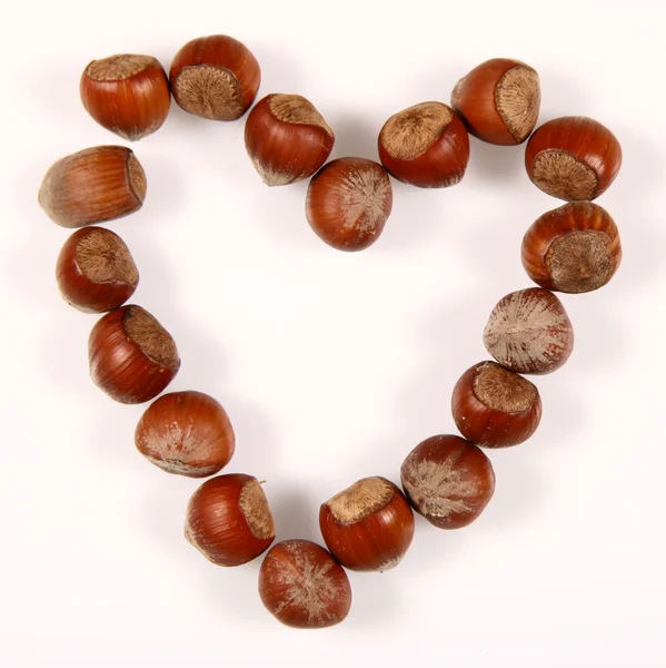 Tvaru srdce vyrobený z lískových ořechů — Stock fotografie