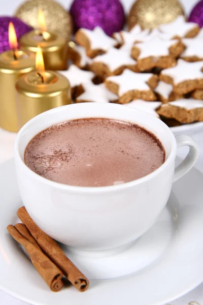 Fincan sıcak çikolata ve Noel kurabiyeleri — Stok fotoğraf